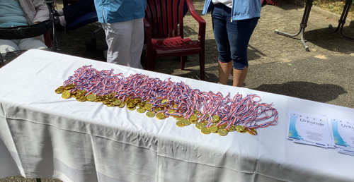 Tisch mit Medaillen und Urkunden